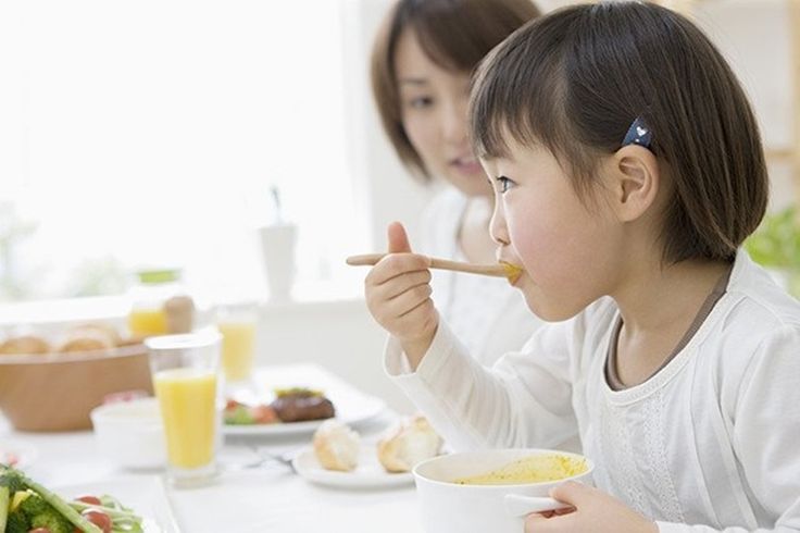 Cách khuyến khích trẻ tự kỷ thử món ăn mới