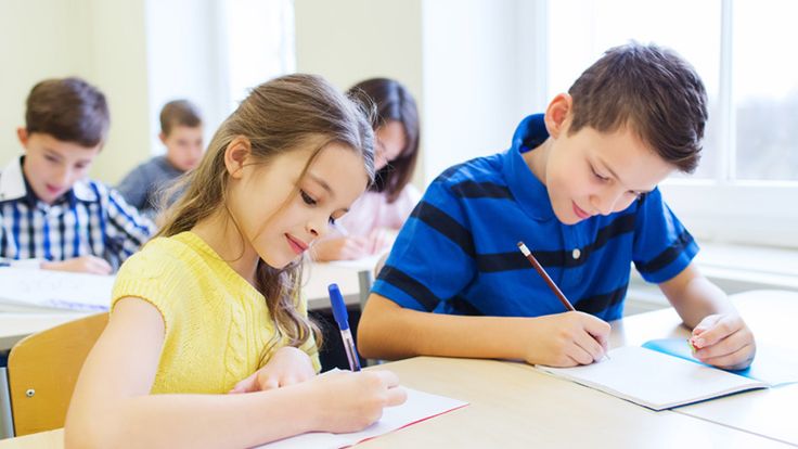 Hướng dẫn cha mẹ tạo môi trường thuận lợi giúp trẻ tự kỷ tự mặc đồ