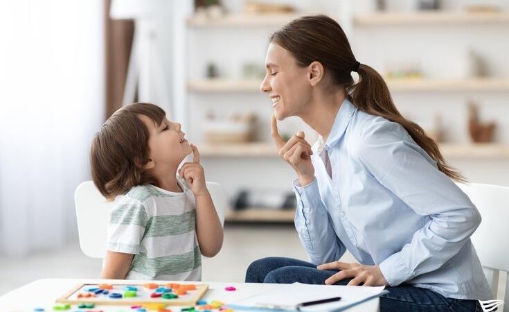 Làm sao để dạy trẻ tự kỷ tự mặc?