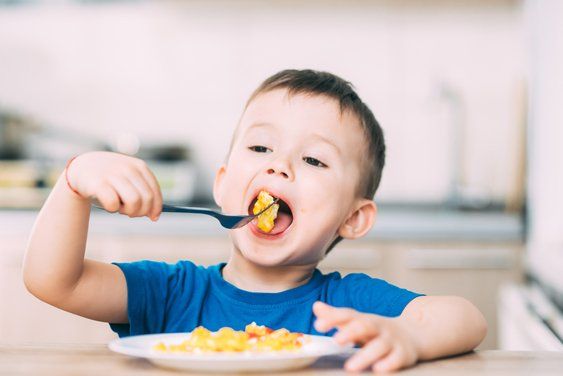 Lý do trẻ tự kỷ kén ăn và cách dạy trẻ tự kỷ ăn uống hiệu quả