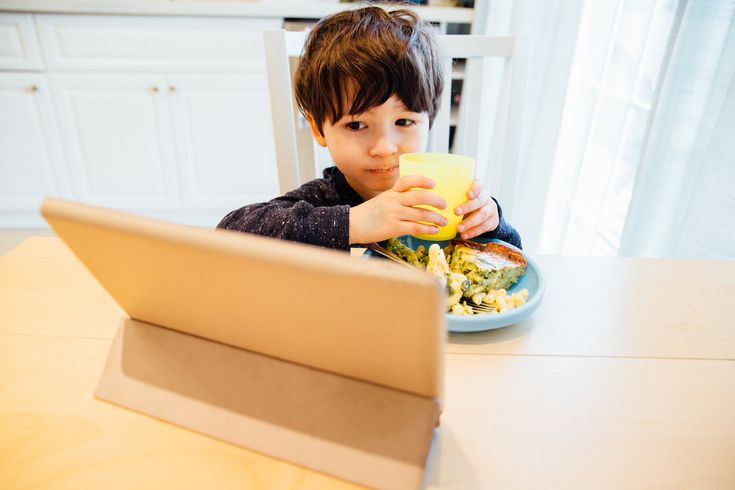 Phương pháp dạy trẻ tự kỷ ăn đúng giờ và ngồi ăn một mình hiệu quả